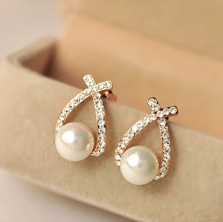 Boucles d'oreilles en perles croisées avec diamants