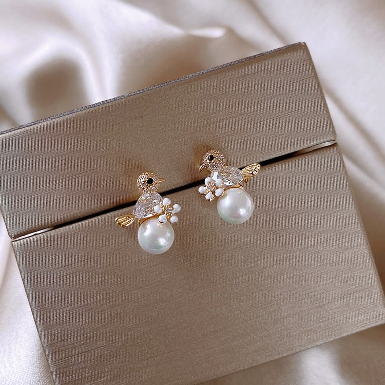 Boucles d'oreilles de luxe avec petit oiseau en zircone et incrustation de perles