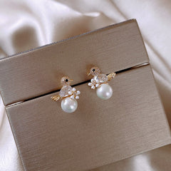 Boucles d'oreilles de luxe avec petit oiseau en zircone et incrustation de perles